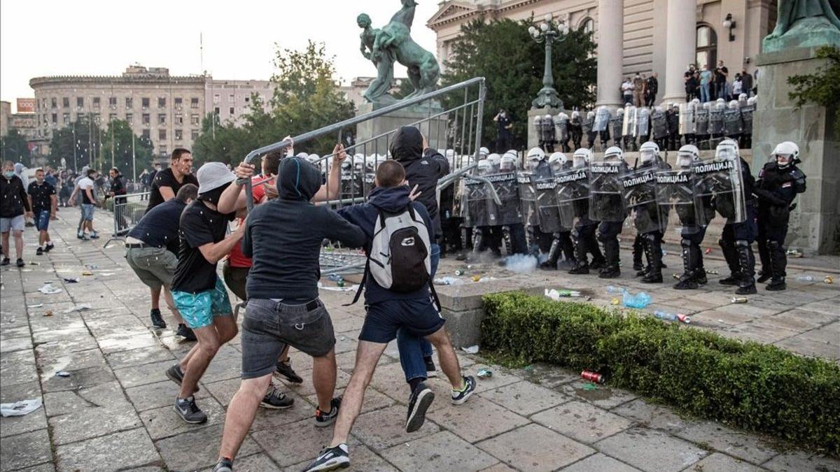 Choque entre la policía y los manifestantes en Belgrado en las protestas por las nuevas medidas impuestas por el coronavirus.