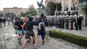 Choque entre la policía y los manifestantes en Belgrado en las protestas por las nuevas medidas impuestas por el coronavirus.