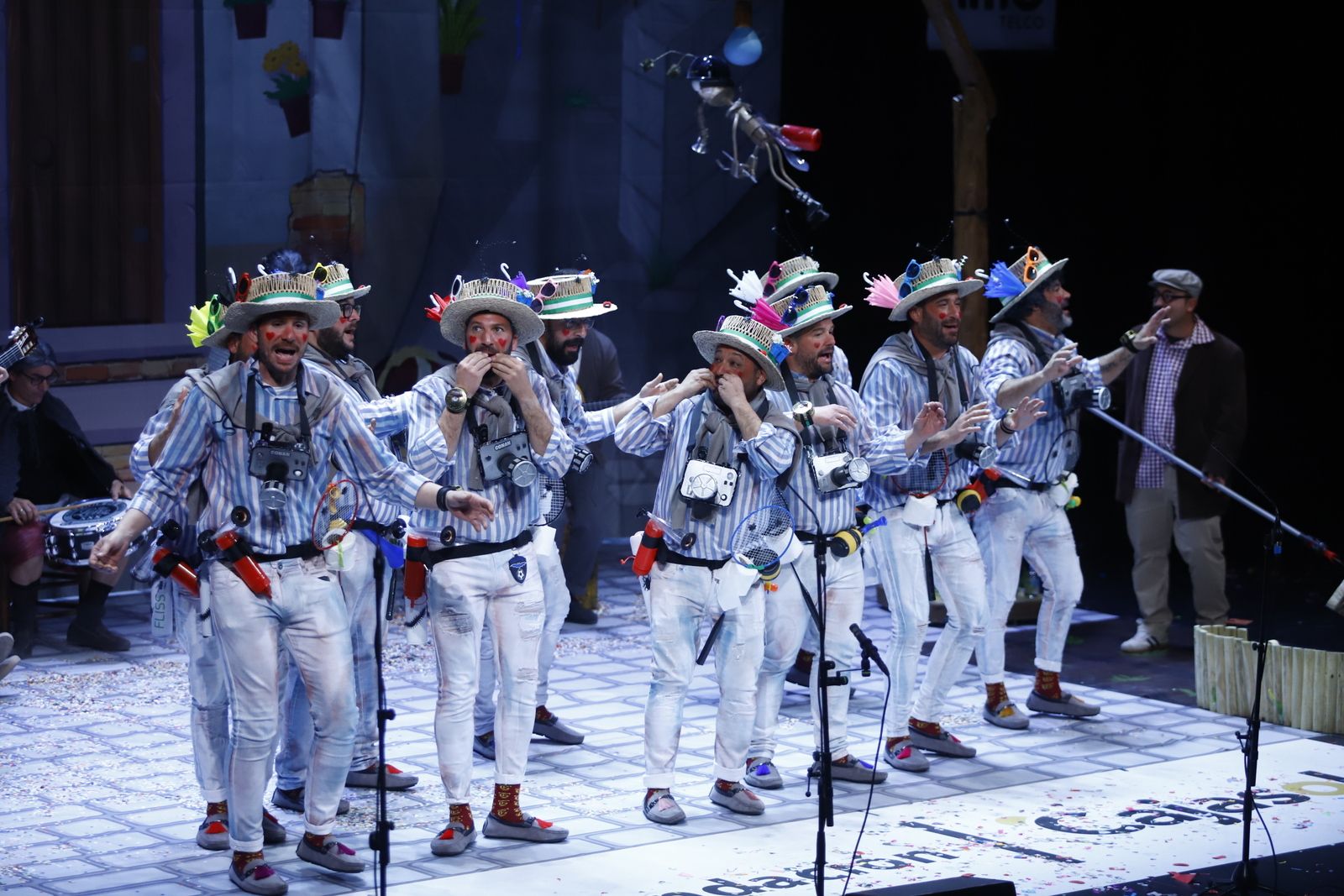 Chirigota Los Turistas Se Las Dan De Artistas