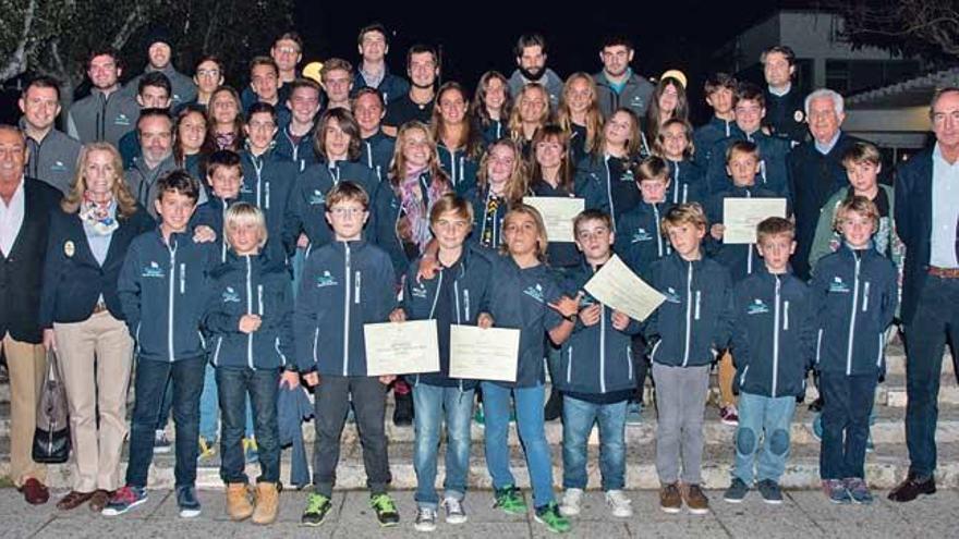 Foto de familia de los deportistas del Club de Mar Mallorca tras la gala, que se realizó el sábado por la noche.