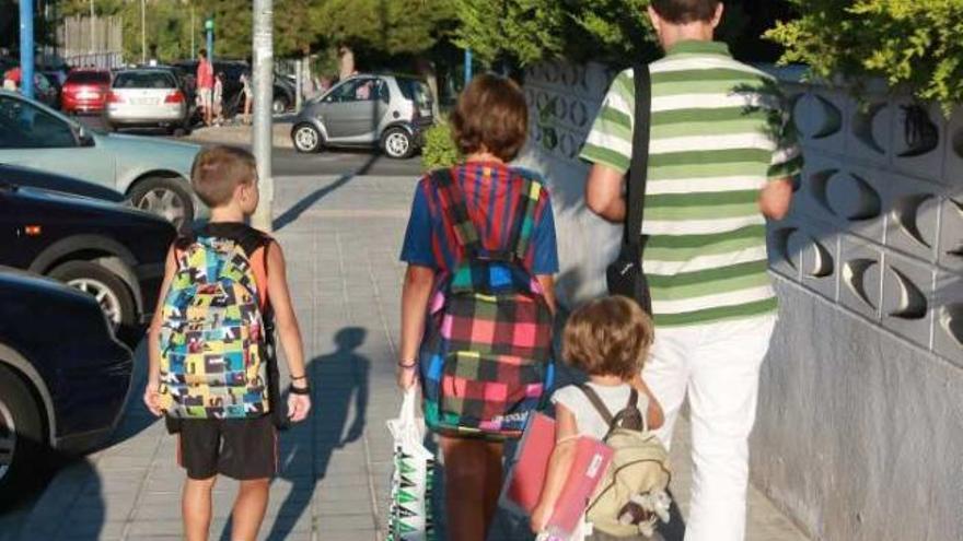 Niños y padres en la vuelta a clase los primeros días de este curso.