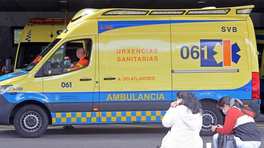 Una ambulancia en el Hospital Álvaro Cunqueiro de Vigo. // Marta G. Brea