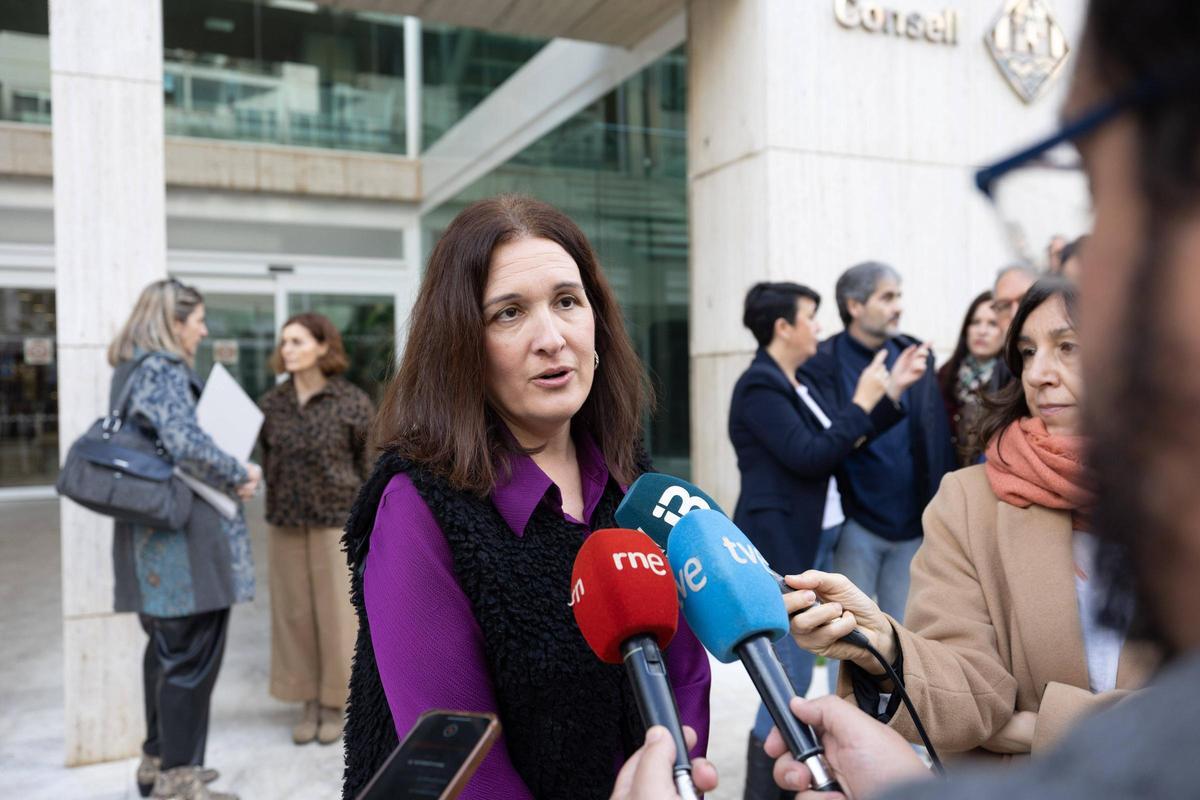 Las imágenes de la concentración para el minuto de silecio por la viíctima mortal de violencia machista en Mallorca