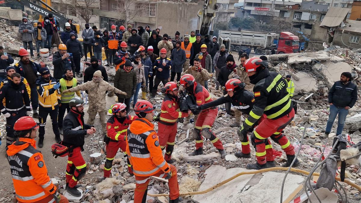 NURDAGUI (TURQUÍA), 10/02/2023.- Efectivos de la Unidad Militar de Emergencia (UME) han logrado rescatar con vida a dos niños, de seis y dos años, y a su madre de entre los escombros de un edificio derruido por el terremoto que asoló Turquía el pasado lunes, y los tres se encuentran sanos y salvos. La operación comenzó ayer en la ciudad turca de Nurdaguı, perteneciente a la provincia de Gaziantep, tras la detección con geófonos de señales de vida, ha informado el Ministerio de Defensa en un comunicado. EFE/UME/Ministerio de Defensa SOLO USO EDITORIAL/SOLO DISPONIBLE PARA ILUSTRAR LA NOTICIA QUE ACOMPAÑA (CRÉDITO OBLIGATORIO)