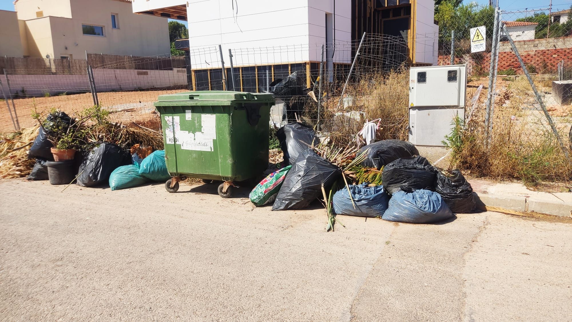 Los vecinos y vecinas de Montesano denuncian la suciedad de la urbanización