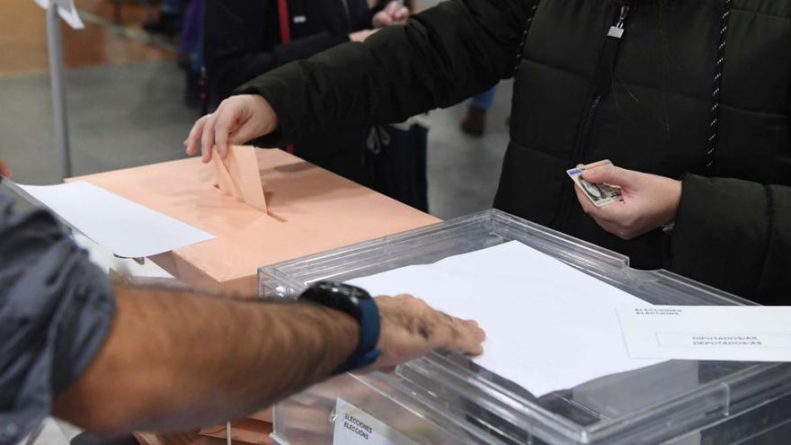 Una mujer vota en un colegio electoral de A Coruña. |   // VÍCTOR ECHAVE