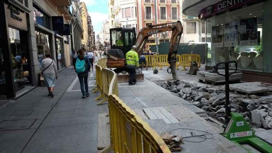 Los operarios trabajan en levantar el firme de la calle de Santa Clara.