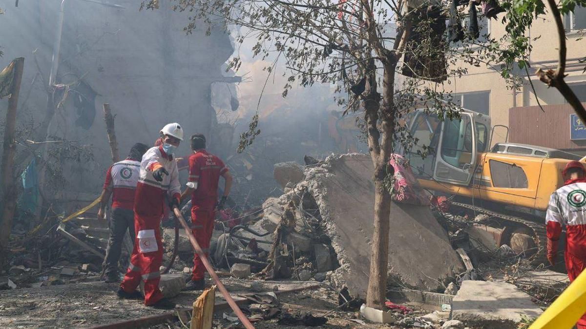 El Ejército de Israel anuncia la muerte del jefe del Estado Mayor de Fuerzas Armadas de Irán. En la foto, equipos de rescate trabajan en lo que queda de un edificio bombardeado por Israel en Teherán, Irán