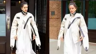 El guiño de moda oculto tras la 'camisa de fuerza' de Rosalía en Nueva York