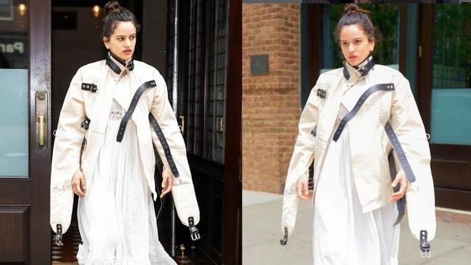 Rosalía, con su total look blanco, en el Soho de Nueva York, el 30 de abril. Las redes han bautizado su cazadora de cuero como camisa de fuerza.