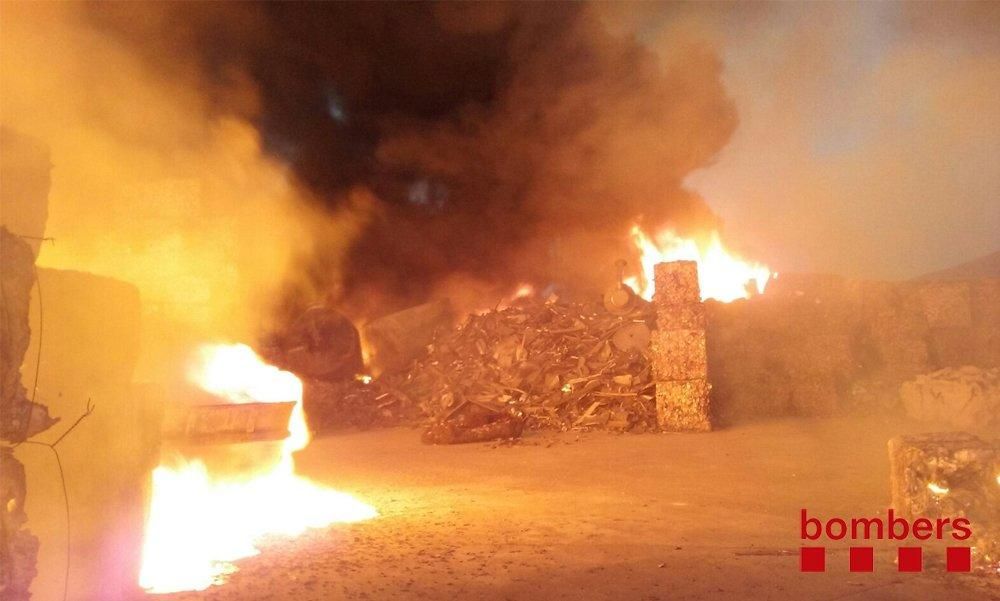 Incendi en una empresa de reciclatge a Sant Feliu de Buixalleu