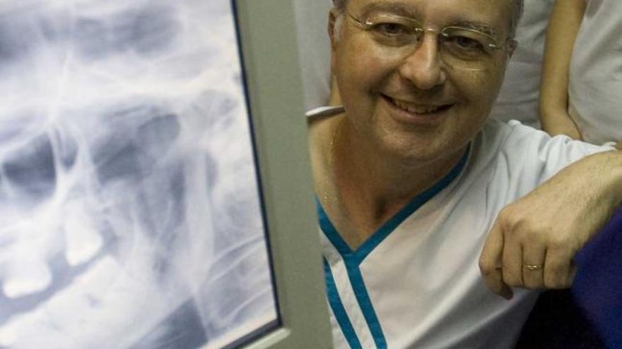 El médico estomatólogo Ignacio Martínez, en su clínica. | mara villamuza