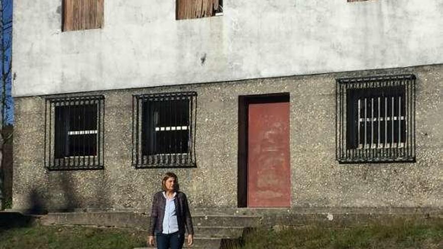 La alcaldesa de Forcarei, Belén Cachafeiro, tras una visita al antiguo albergue de la zona escolar donde se creará el gimnasio.