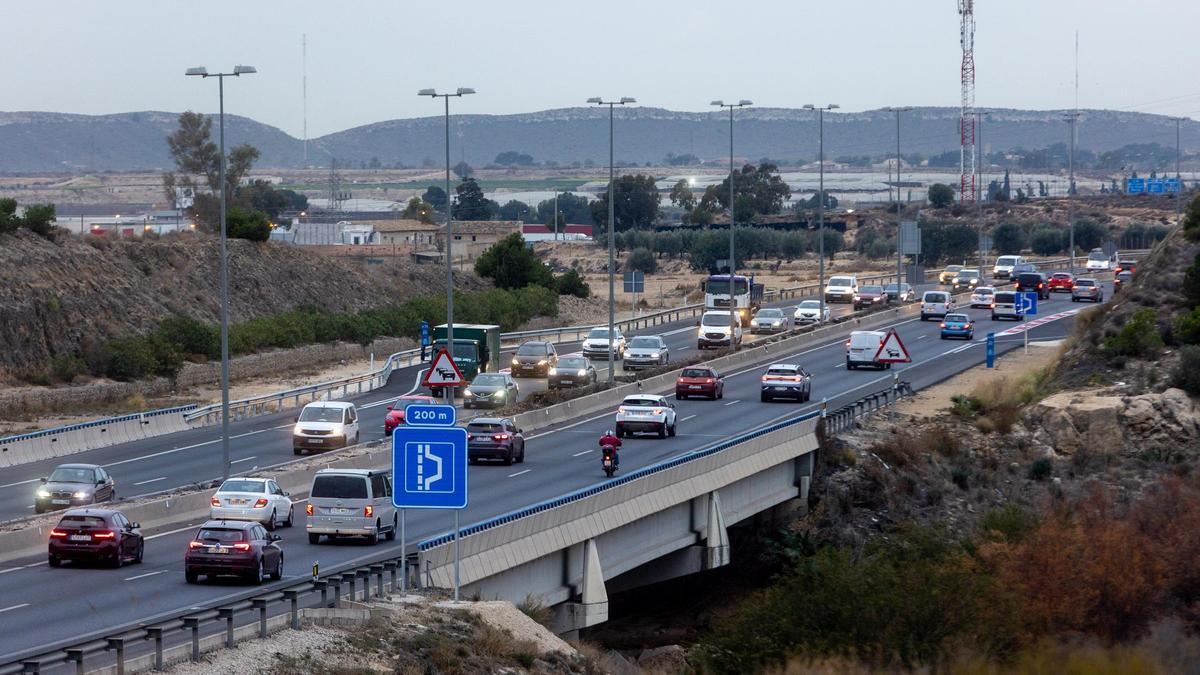 Tramo de la A-70 por donde circulan de media 95.000 vehículos diarios, a las afueras de Alicante.