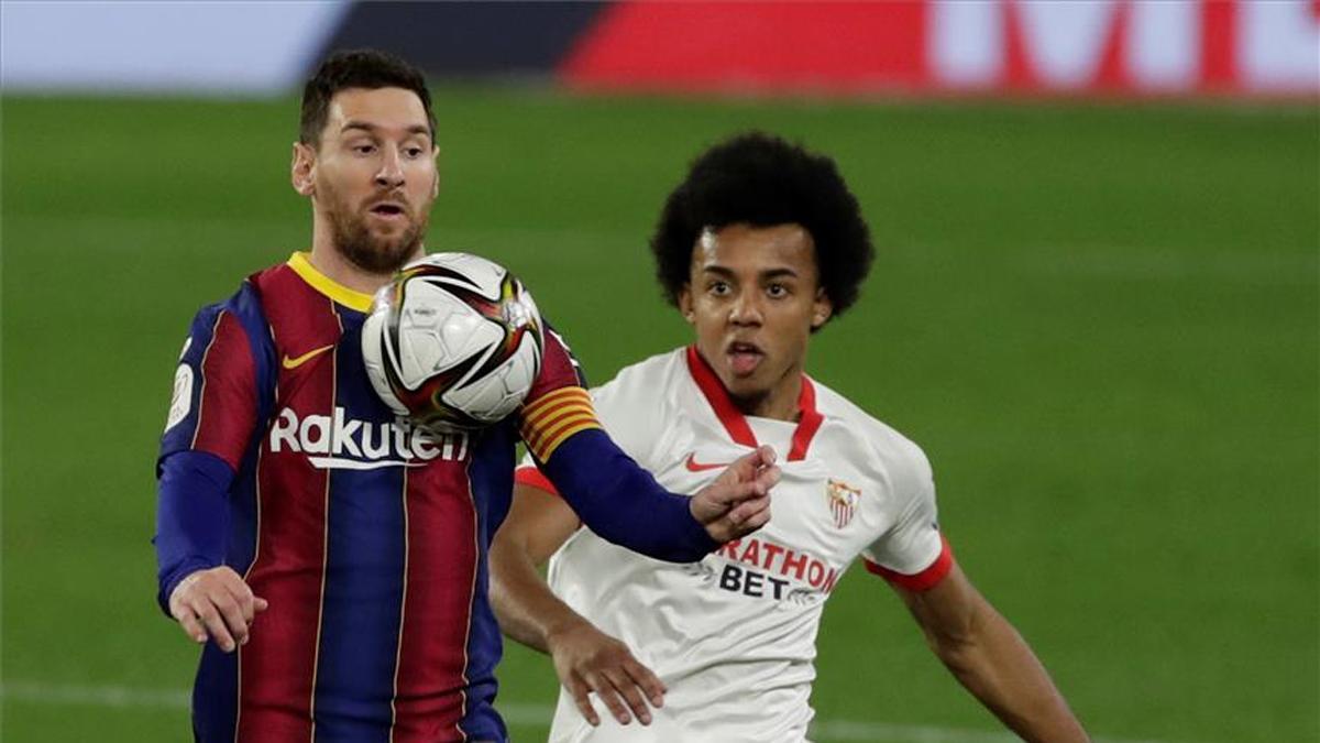 Messi protege un balón ante Koundé