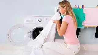 El secreto de las tres cucharas en la lavadora: la ropa sale suave y perfumada