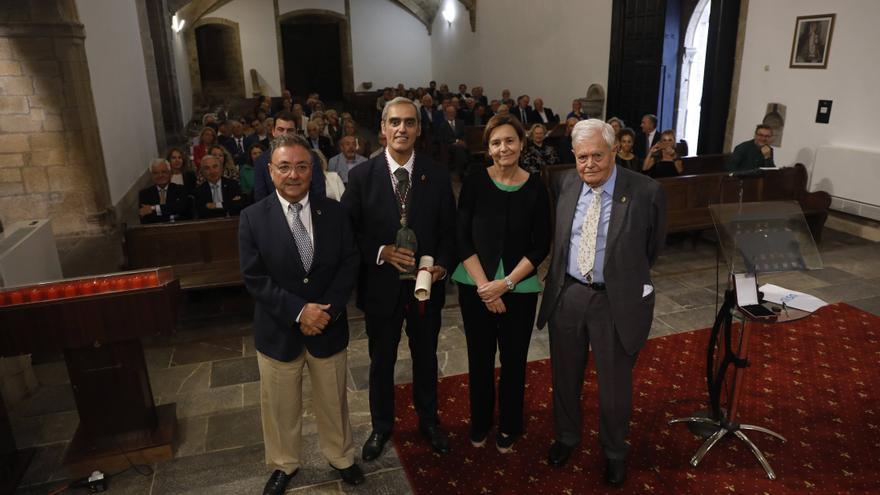 Emoción en la Colegiata de Salas, en la toma de posesión de Jacobo Cosmen como patrono de honor del Foro Jovellanos