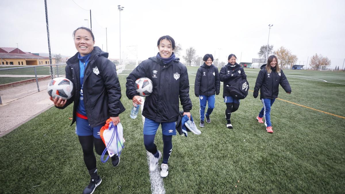 Las jugadoras japonesas del Cacereño Femenino, retirándose.