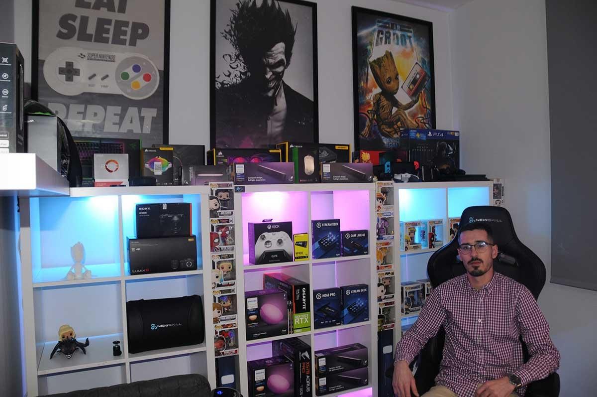Joaquín Alejos &quot;Quiinooxx&quot; en el estudio que se montó en su casa de Moaña