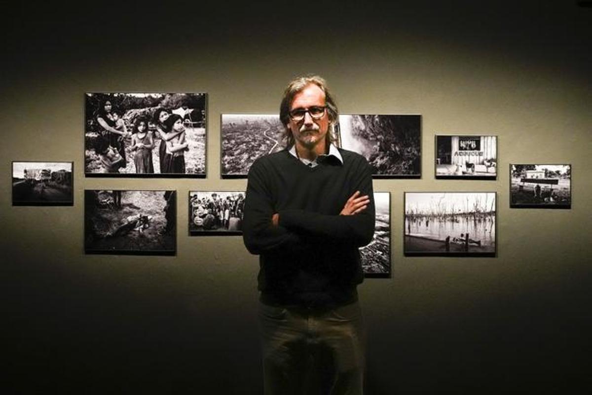 El fotógrafo brasileño Lalo de Almeida, ante las fotos de su proyecto sobre el Amazonia, uno de los ganadores del World Press Photo, en la exposición del CCCB.