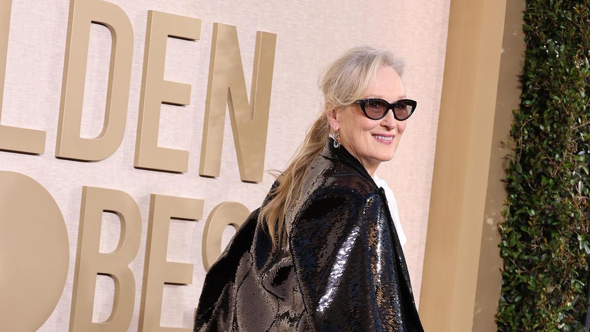 Meryl Streep lleva a otro nivel el 'power dressing' con su dos piezas de lentejuelas en los Globos de Oro 2024