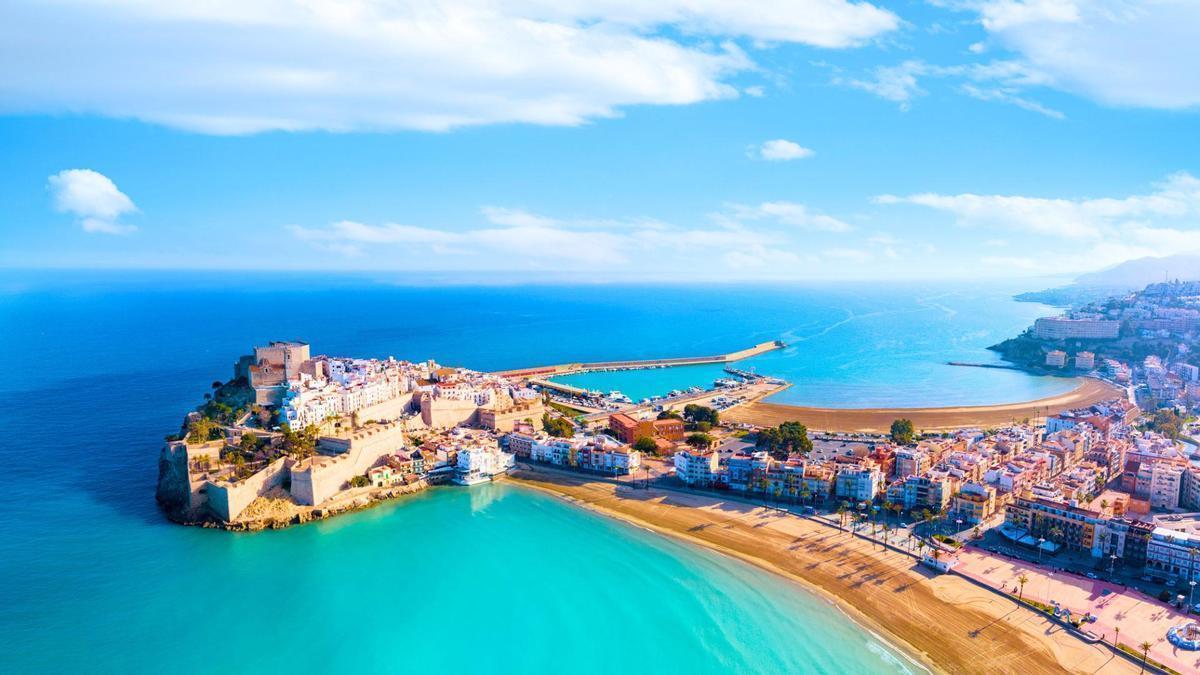 Peñíscola se impone sobre las costas de Levante con su impresionante Castillo.