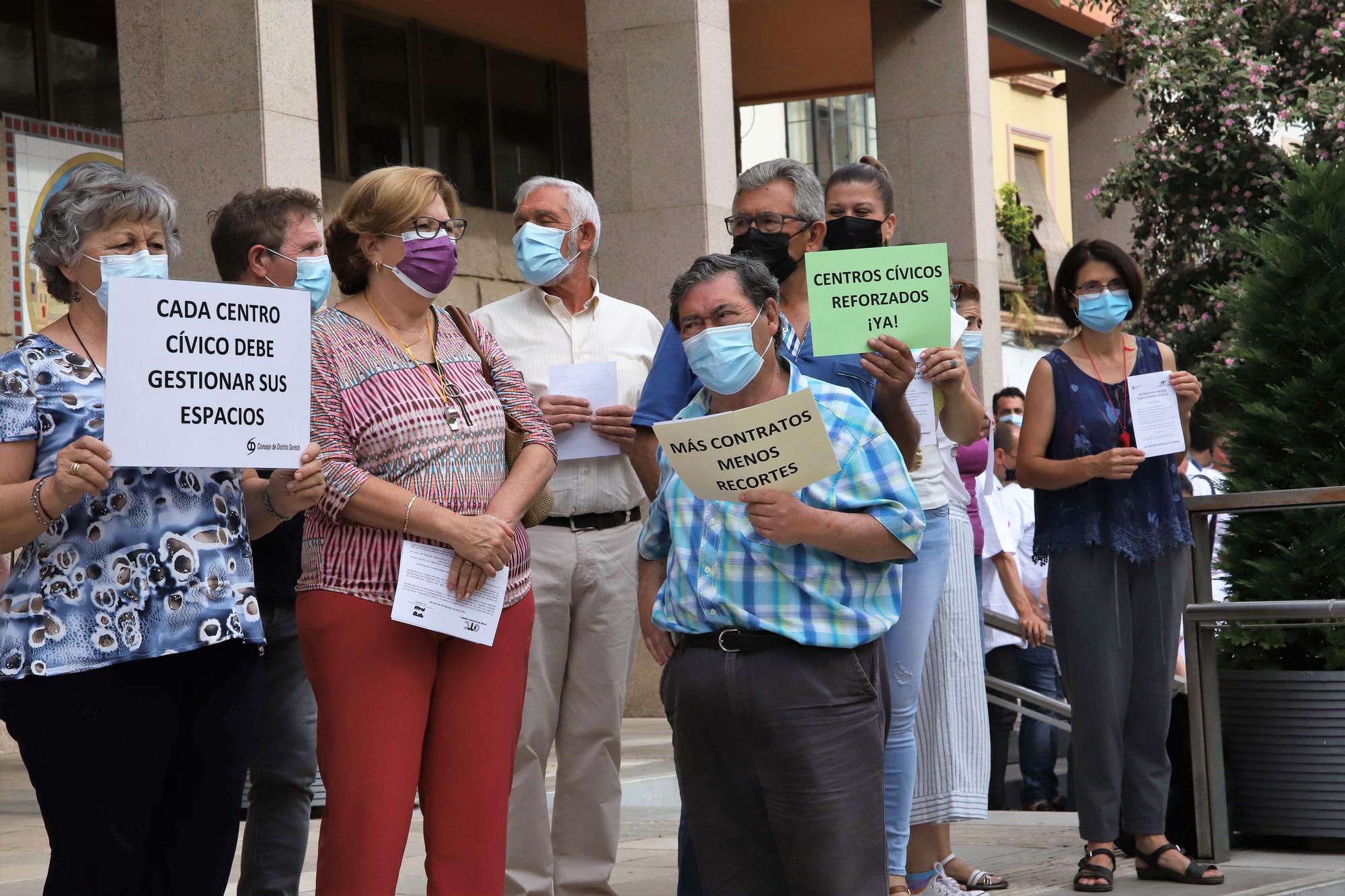 Protesta ante el Ayuntamiento para exigir la recuperación de personal y servicios en centros cívicos