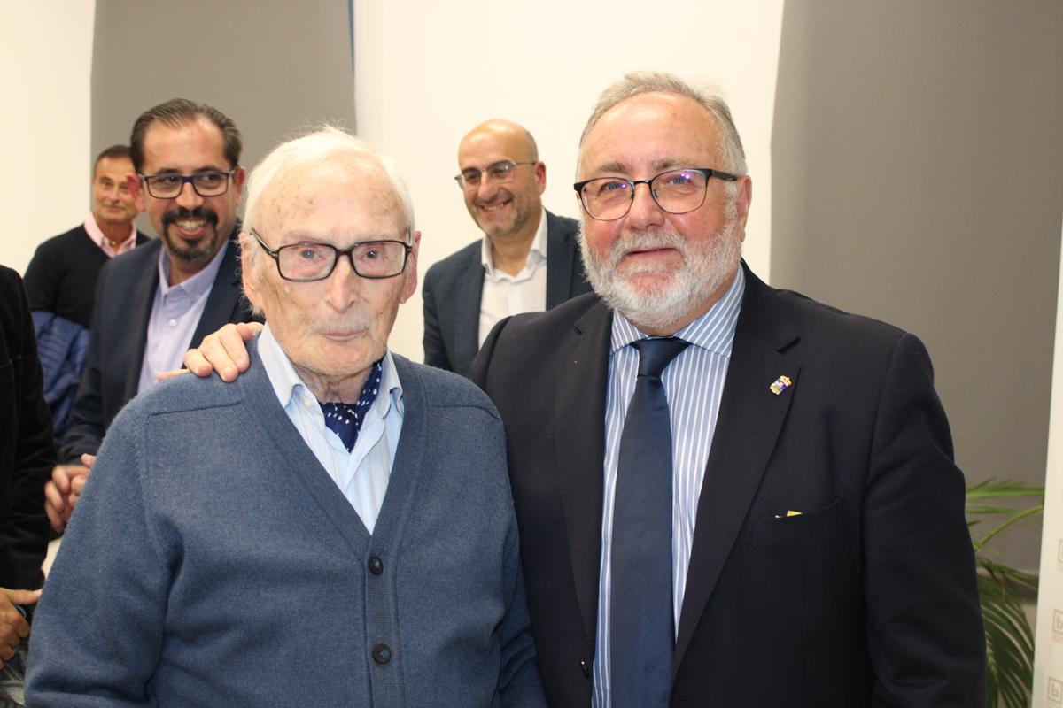 Guillermo Jiménez Smerdou, junto al alcalde de Alhaurín de la Torre, Joaquín Vilanova