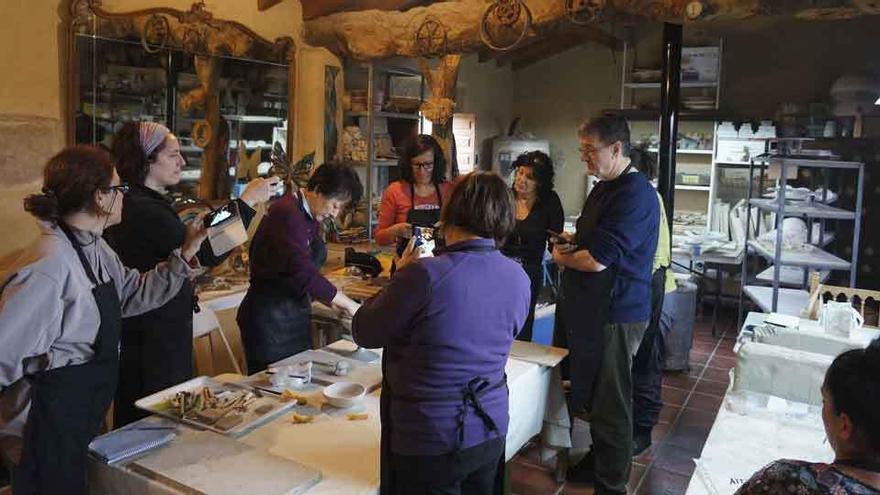 La ceramista japonesa, tercera por la izquierda, durante el curso en el taller de Nuria Martín.