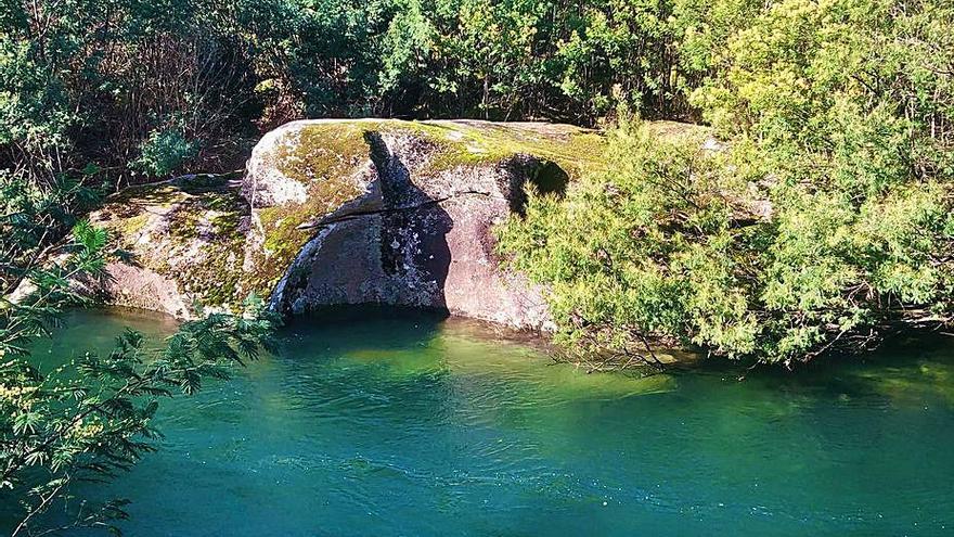 Roca sobre la que se aparece la legendaria sirena del Lérez.   | // FARO 