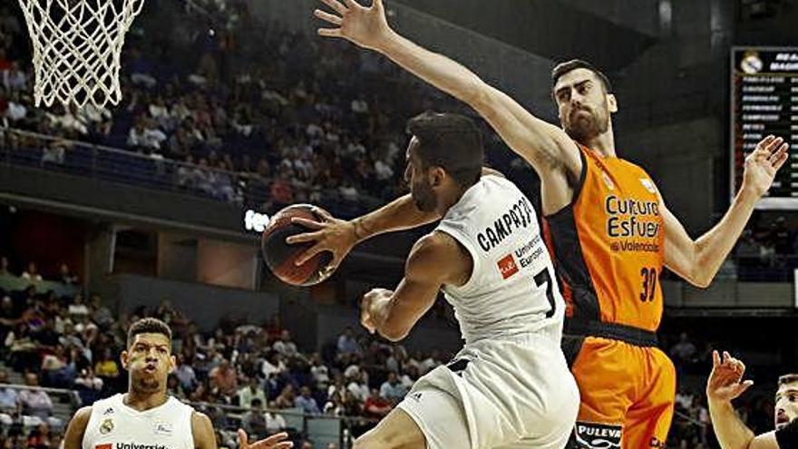 Facundo Campazzo, en una espectacular acción.