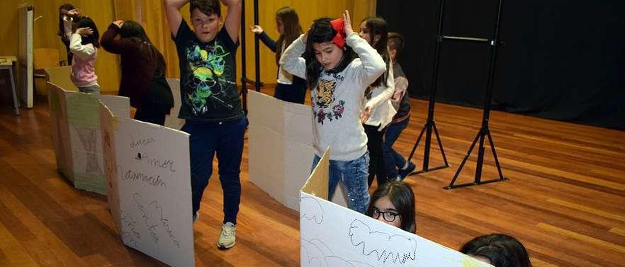 Niños de la Escola de Teatro de Valga durante un ensayo. // FdV