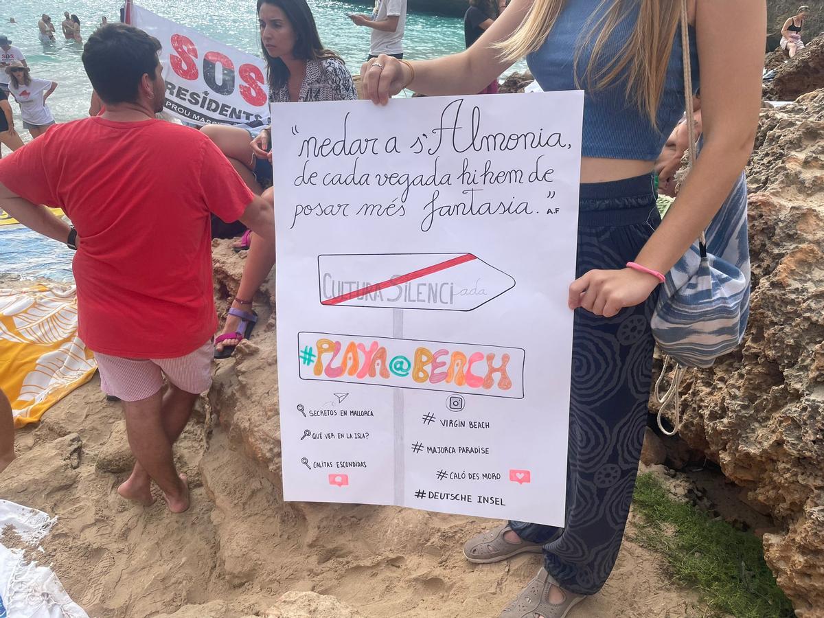 Un cartel con la letra de Antònia Font, en la protesta del Caló des Moro.