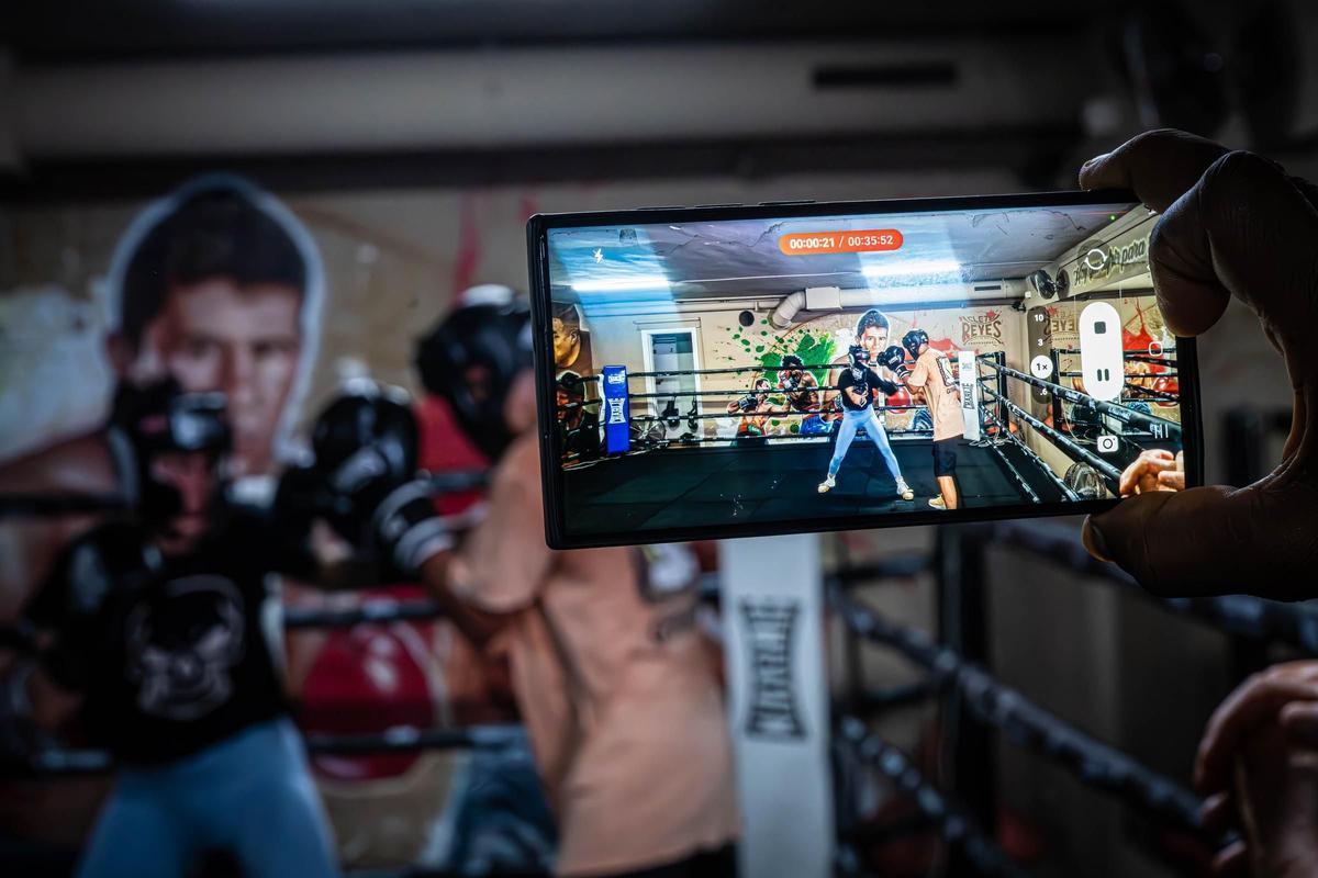 Una persona graba en vídeo a la boxeadora Tania Alvarez mientras entrena.