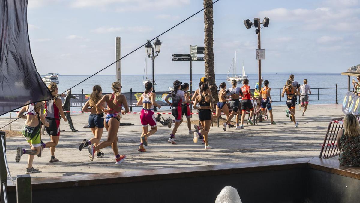 Un grupo de corredores trota por el paseo marítimo en la edición del año pasado.