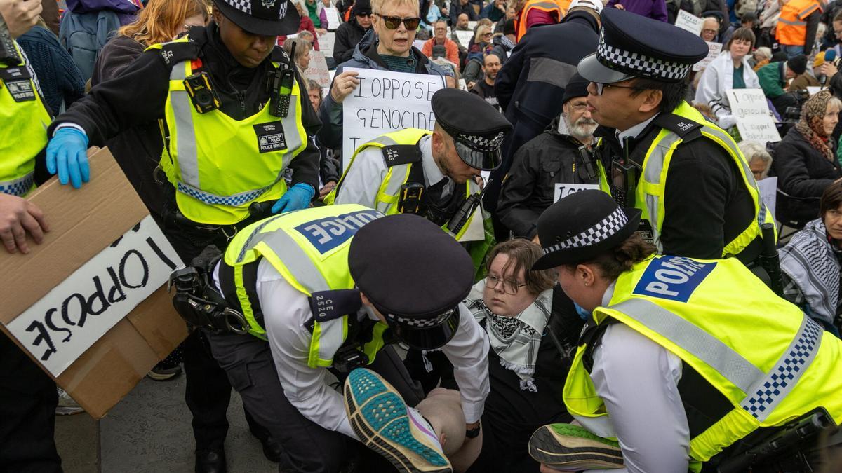 La policía británica arresta a participantes en una protesta este sábado en la plaza Trafalgar de Londres para expresar apoyo al grupo proscrito Palestine Action. EFE/EPA/TAYFUN SALCI