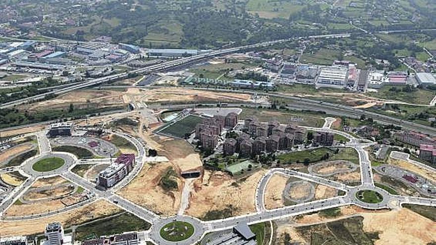 Imagen aérea de las obras de construcción de los accesos al nuevo Hospital Universitario Central de Asturias.