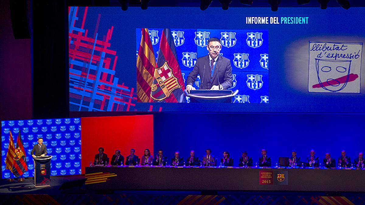 El president del FC Barcelona, Josep Maria Bartomeu, es dirigeix als compromissaris durant l’assemblea general ordinària del 2015 aquest diumenge.