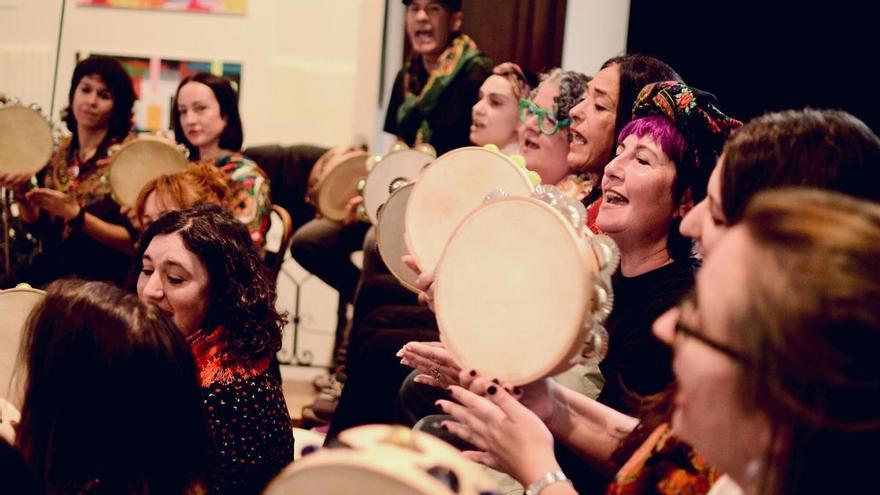 As pandeireteiras  de Roseira Brava abren a primeira Leria en Lalín