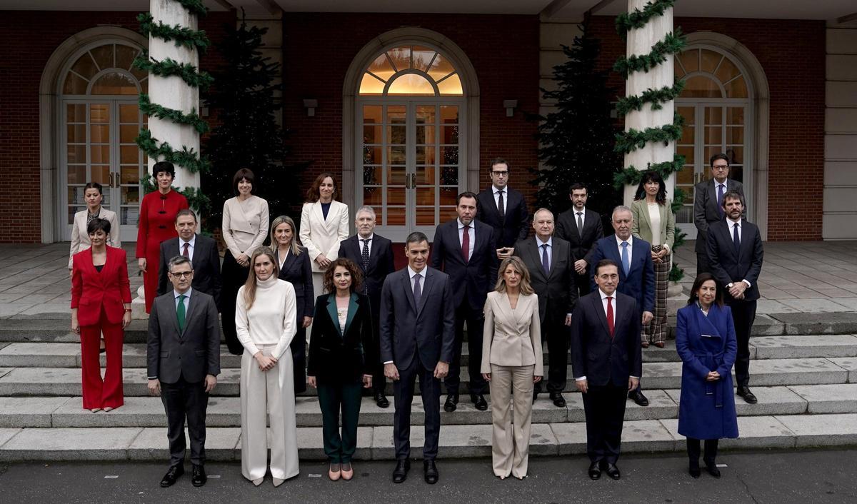 Foto de familia del nuevo Gobierno, después de la incorporación de la nueva ministra de Educación, Milagros Tolón.