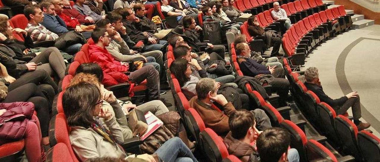 Alumnos y docentes de Ingeniería Aeroespaial en una reciente conferencia del Foro Aéreo. // Jesús Regal