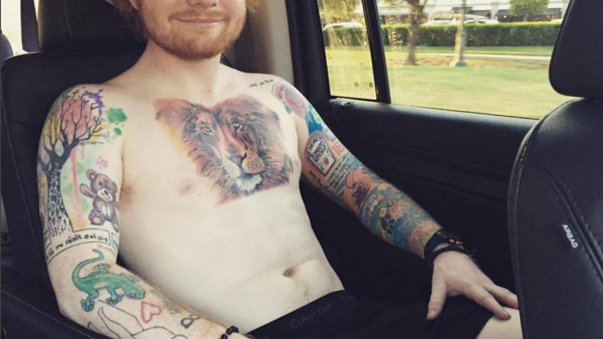 Ed sheeran sin camiseta y con tatuajes al aire