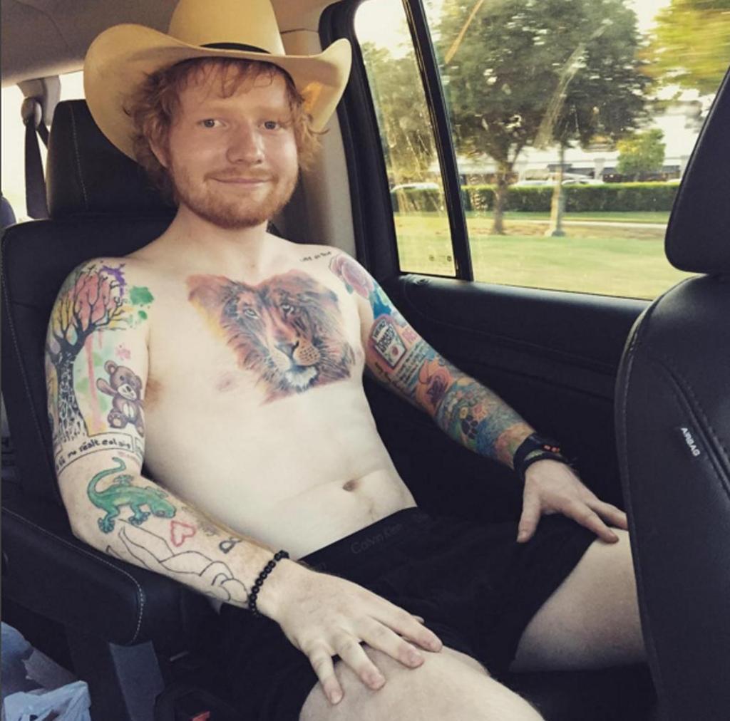 Ed sheeran sin camiseta y con tatuajes al aire