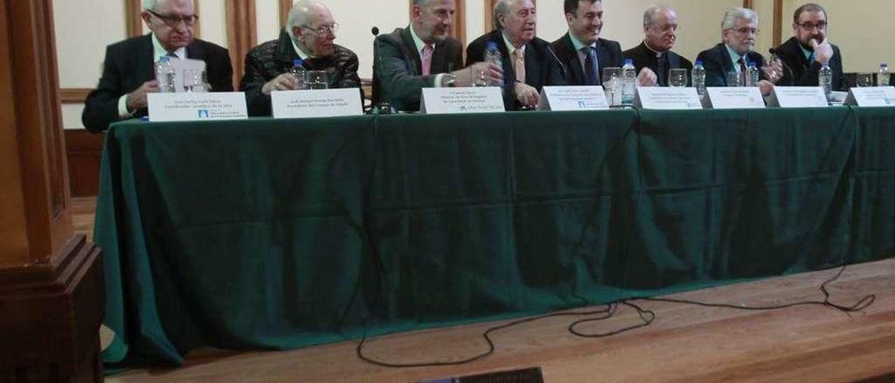 Los participantes en la presentación en el Liceo. En primer término, los dos tomos editados. // J.Regal