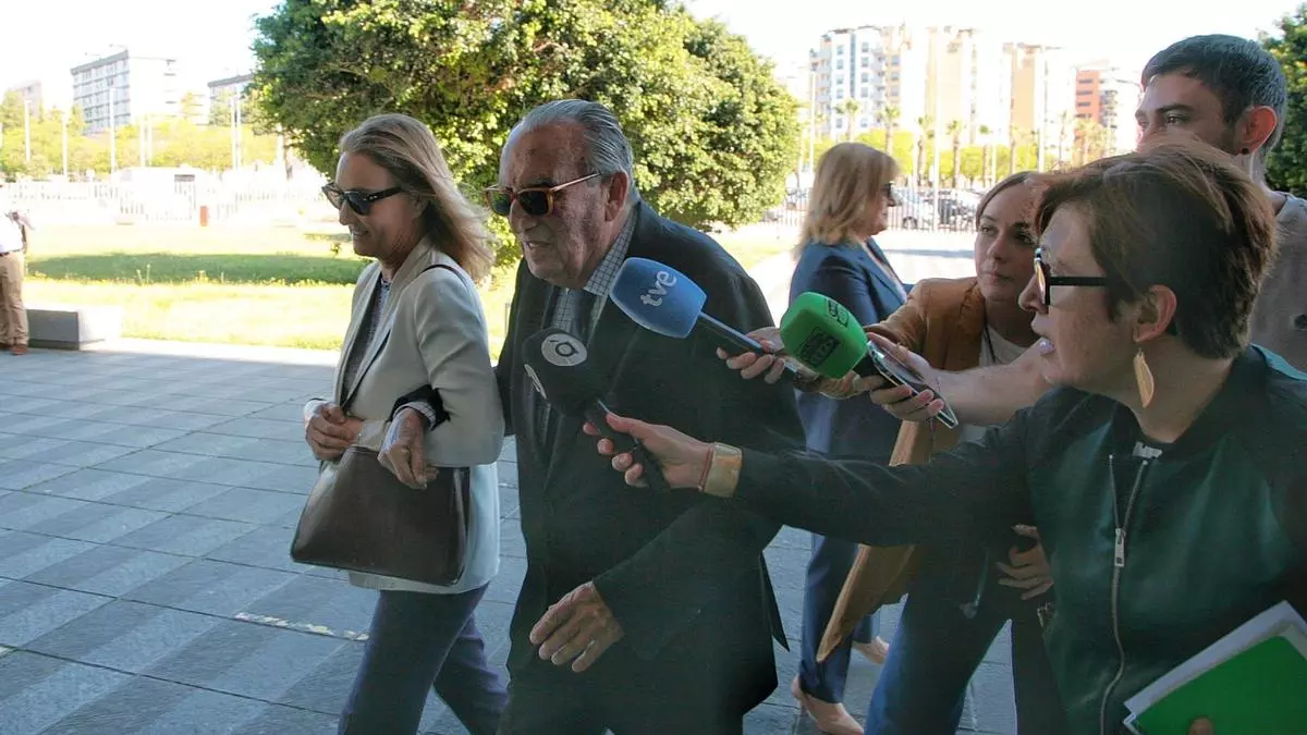 Carlos Fabra, sobre el préstamo del expiloto de motos Álex Debón: "No lo devolví porque no tengo dónde caerme muerto"