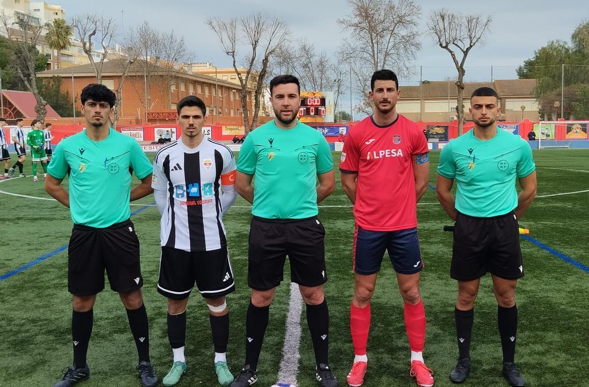 Joan, a la derecha, con el brazalete de los "rogets", es baja para esta jornada