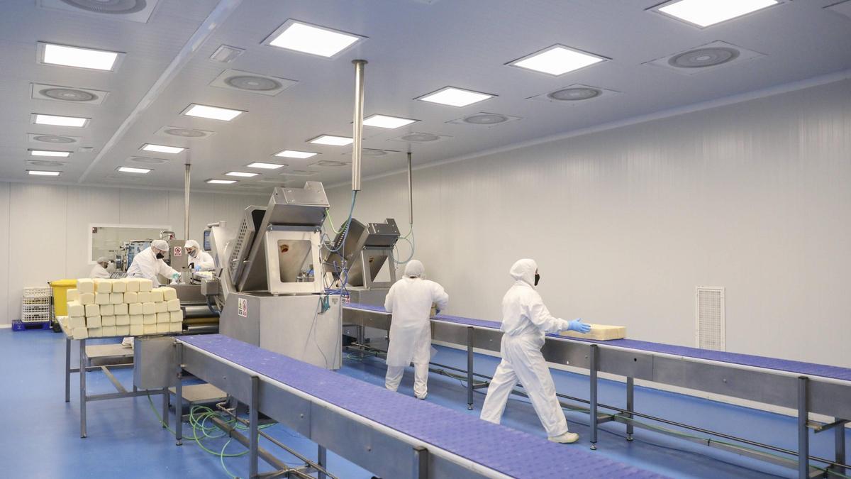 Sala de loncheado de la fábrica de Lácteos Juan Martínez, en Marcenado (Siero).