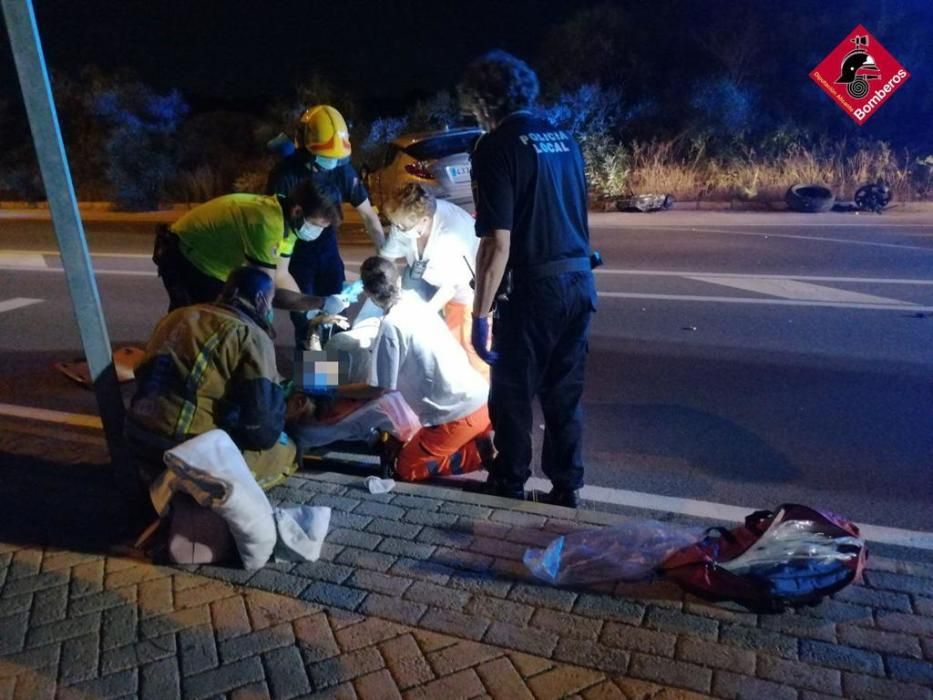 Dos mujeres y un hombre resultaron heridos en un accidente tras colisionar dos coches en a última hora del viernes en Santa Pola.