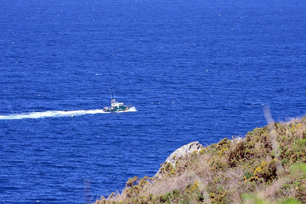 Una lancha de la Guardia Civil rastreando el litoral de O Hío.