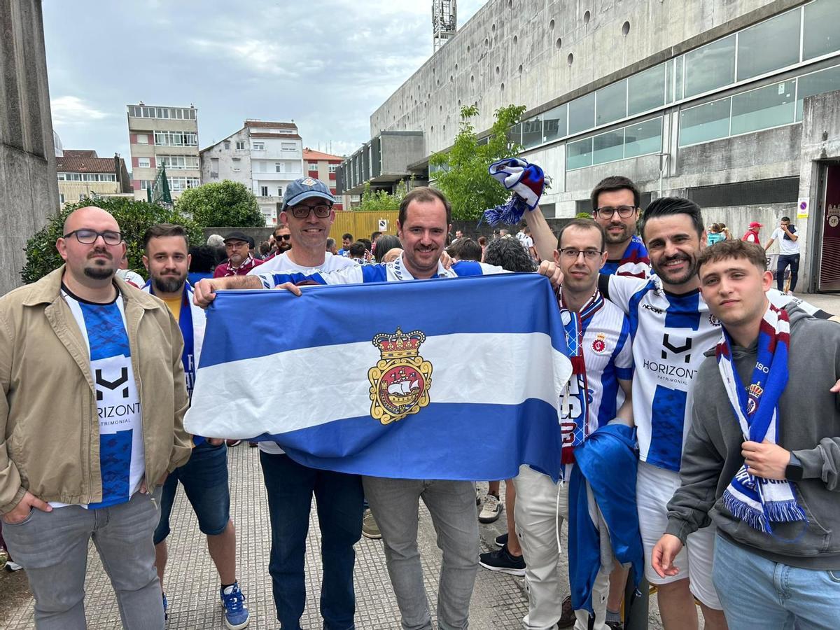 GALERÍA: La afición del Avilés empieza a conquistar Pasarón con fe en la salvación blanquiazul